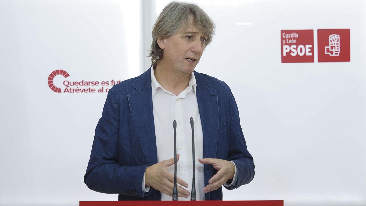 El secretario general del PSOE de Castilla y León, Carlos Martínez, en rueda de prensa.