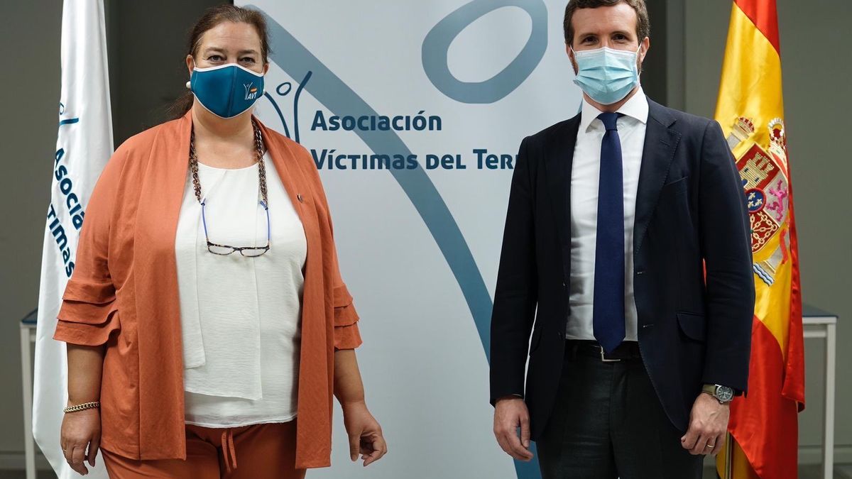 El presidente del PP, Pablo Casado, y la presidenta de la AVT, Maite Araluce, en la sede de la asociación. En Madrid, 24 de septiembre de 2020.