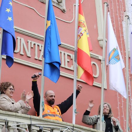 El presidente del Comité de Empresa, emocionado por el apoyo, con las alcadesas de Navia y Coaña.