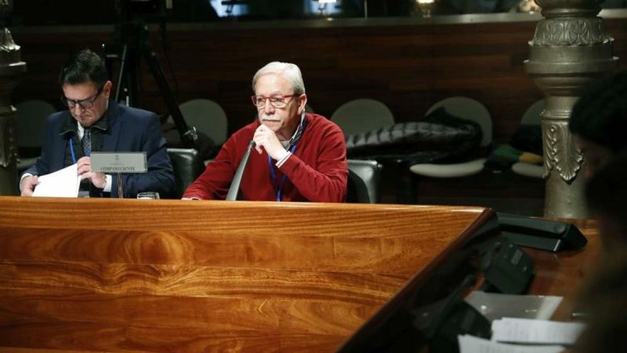 El ex secretario general de UGT Asturias, Justo Rodríguez Braga (d), acompañado de su abogado, al inicio de su comparecencia en la comisión de investigación del uso de fondos de formación por parte de UGT Asturias que se celebra en la Junta General del Principado.