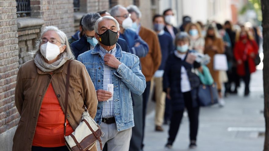Votantes esperan para acceder al colegio La Inmacualada-Marillac en Madrid para ejercer su derecho al voto, este martes. Un total de 5.112.658 personas están llamadas a votar en las elecciones autonómicas de Madrid de este 4 de mayo, de las cuales 4.783.528 residen en la región, una jornada electoral que estará marcada por las medidas de protección contra el coronavirus y por las consecuencias de los resultados no sólo en la comunidad autónoma sino también a nivel nacional. Son unas elecciones singulares en la región al ser las primeras que se celebran por adelantado y las segundas que tienen lugar en día laborable tras las de 1987, aunque no habrá clase en los centros no universitarios