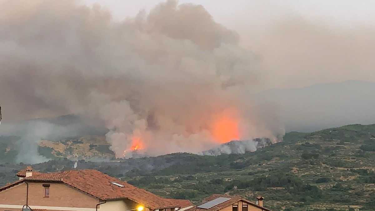 Un incendio que amenaza a la población del Barranco de las Cinco Villas en Ávila obliga a movilizar a la UME
