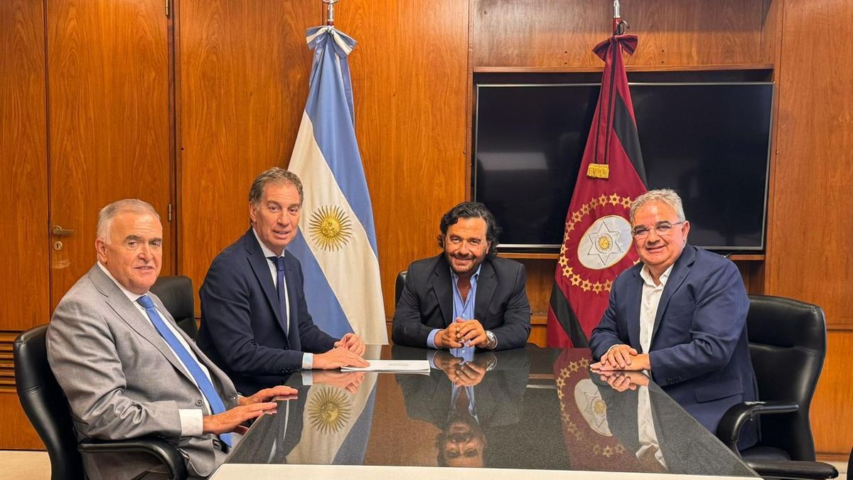 Diego Santilli en la Casa de Salta reunido con los gobernadores Gustavo Sáenz (Salta), Raúl Jalil (Catamarca) y Osvaldo Jaldo (Tucumán).