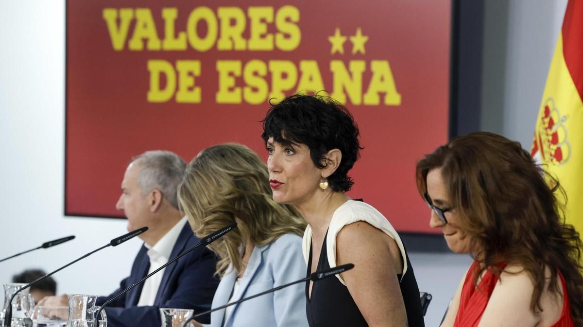La ministra portavoz, Elma Saiz, junto a la vicepresidenta Yolanda Díaz y los ministros Mónica García y Jordi Hereu.