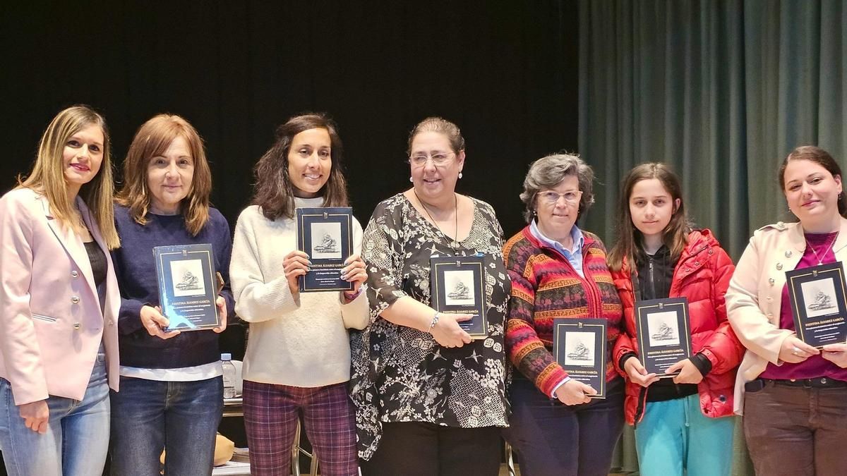 Presentación del libro sobre Faustina Álvarez en Canales, con algunas de las homenajeantes, familiares de la homenajeada y la alcaldesa de Soto y Amío.