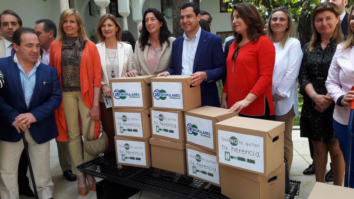 Firmas contra el impuesto de sucesiones y donaciones recogidas por el PP-A.