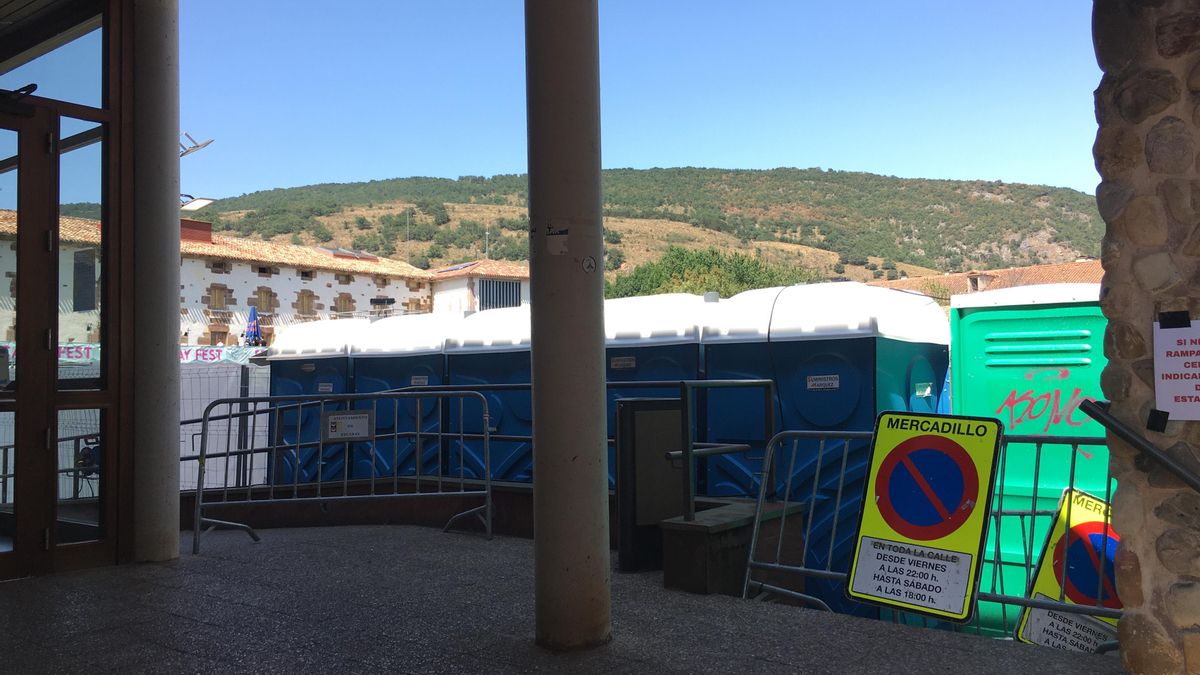 Denuncian la instalación de los urinarios del festival Ezcarayfest frente al centro de salud