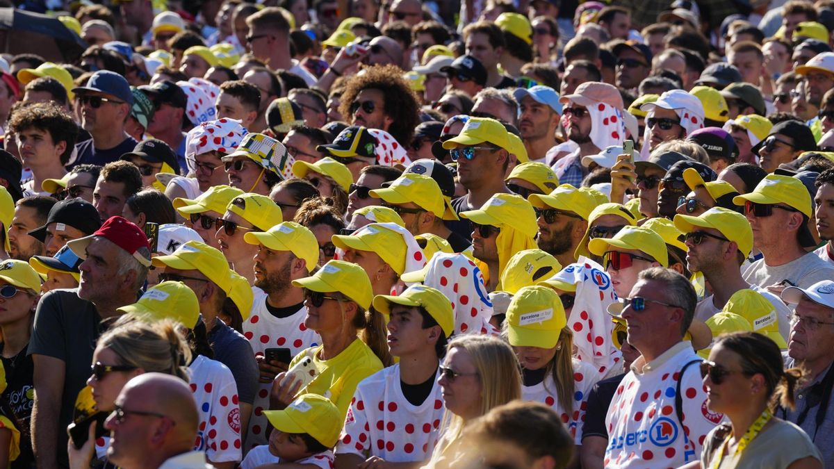 Aficionados al Tour asisten a la presentación oficial de los equipos en Barcelona