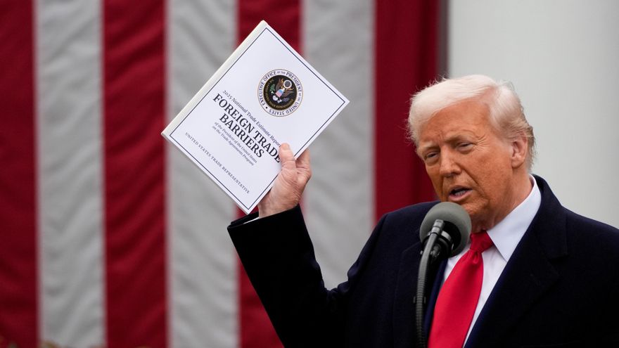 Trump anuncia su plan arancelario como si fuera un presentador de un concurso televisivo... que termina sin ningún ganador