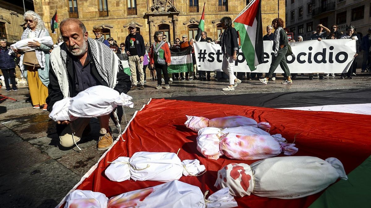 Escenificación en Oviedo con una performance de la masacre por el genocidio de Israel en Gaza.