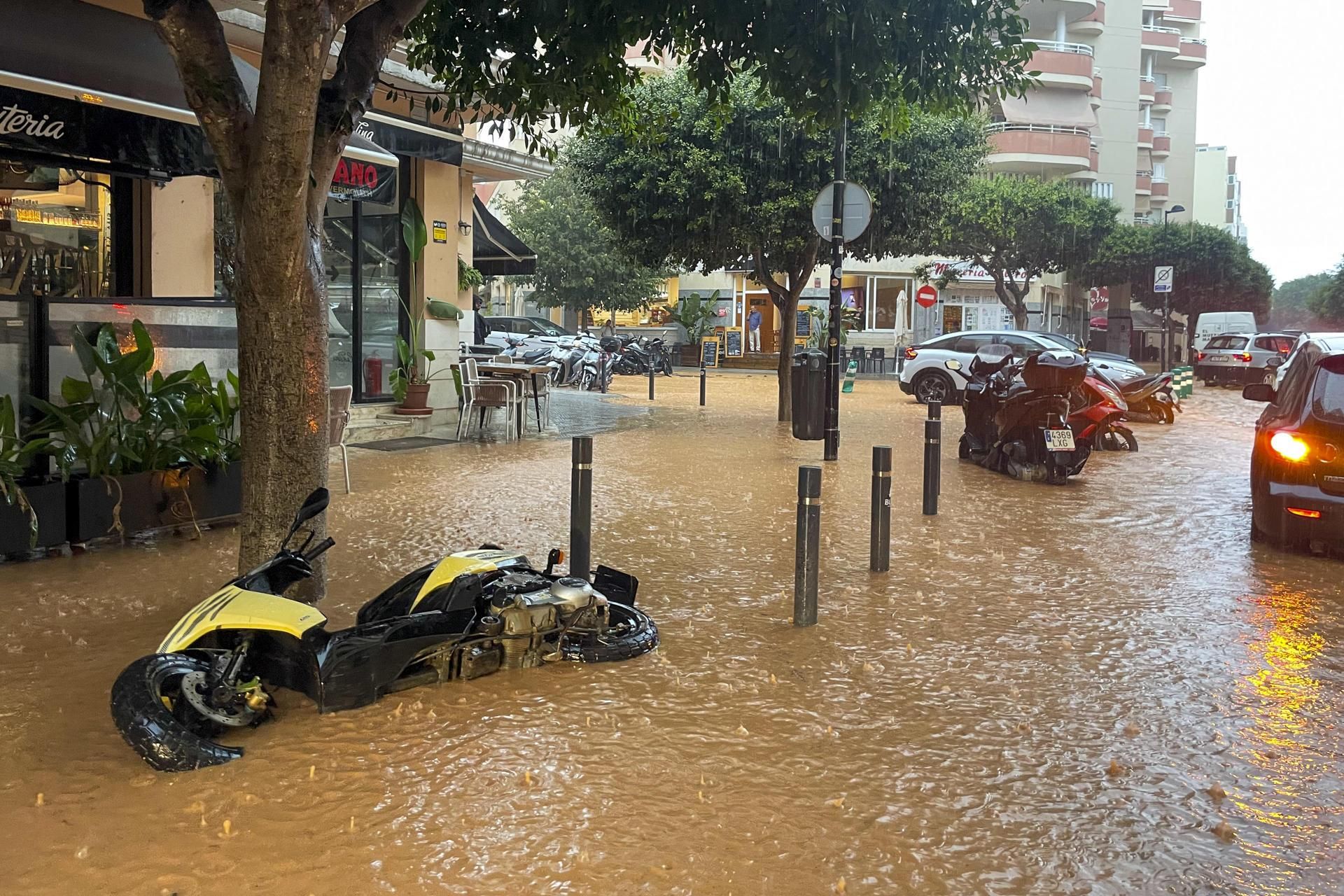 Vista general de las calles anegadas en Eivissa