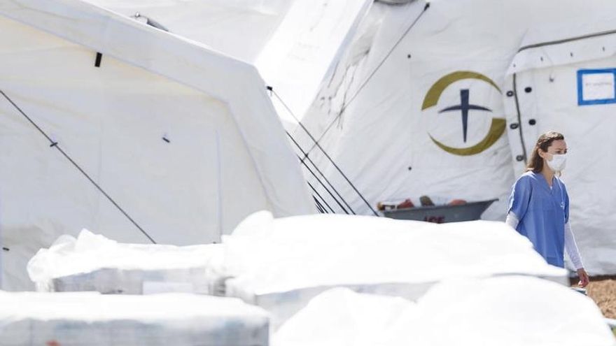 En momentos en que EE.UU batalla para contener el aumento de los contagios, que superan el millón, un poco menos de la tercera parte de los 3.173.036 casos en el mundo, los Institutos Nacionales de Salud (NIH, en inglés) anunciaron que habían completado una primera prueba con Remdesivir, desarrollado por la empresa de biotecnología Gilead Sciences.