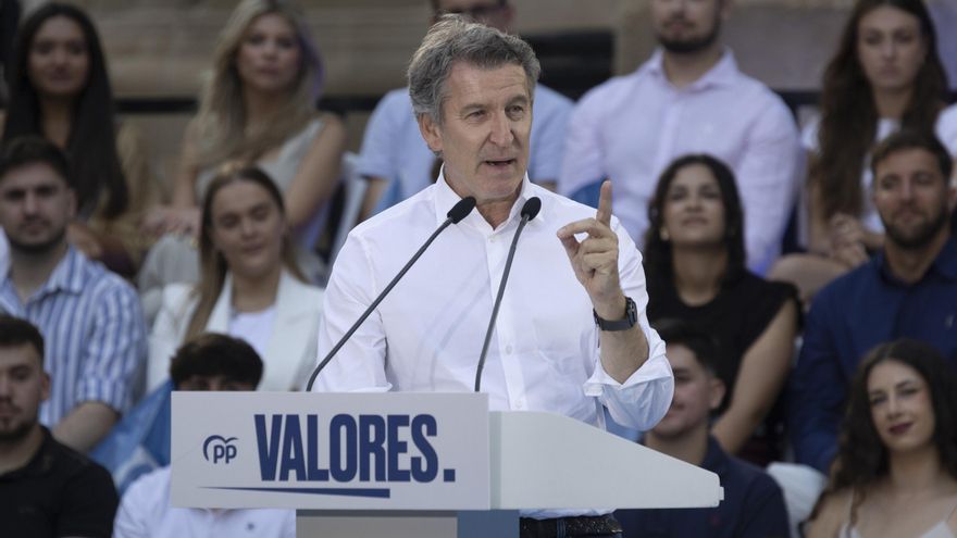 El presidente del Partido Popular, Alberto Núñez Feijóo, durante el acto del partido celebrado este miércoles en la plaza de Los Apóstoles de Murcia. EFE/Marcial Guillén