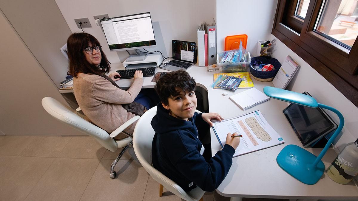 Sara teletrabaja con su hijo Guillermo al lado haciendo las tareas del cole