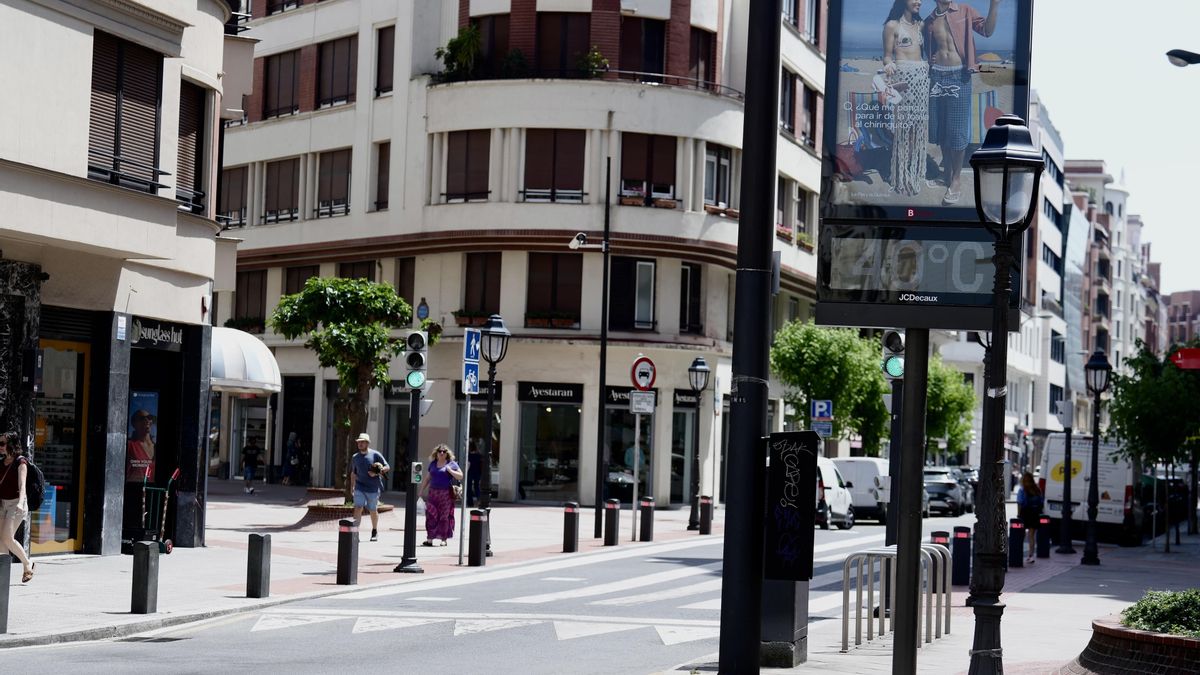 Un termómetro marca 40 grados en una calle de Bilbao este pasado jueves 28 de mayo.