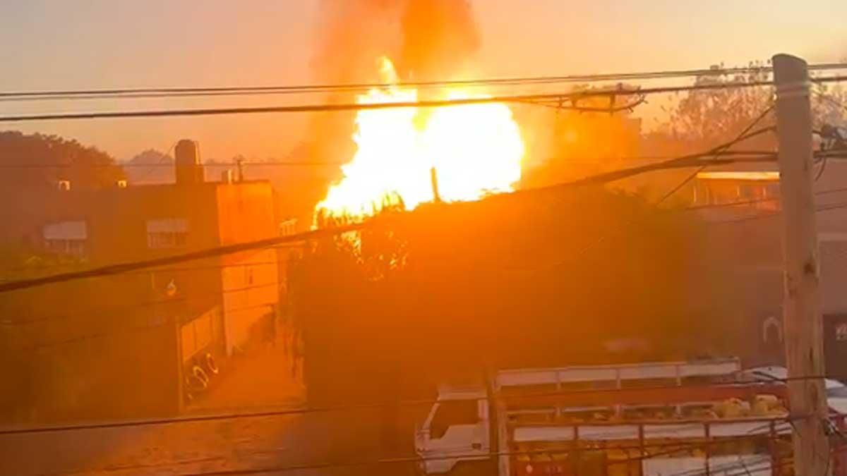 Se incendia un depósito de garrafas en Mariano Acosta: hay explosiones y personas quemadas