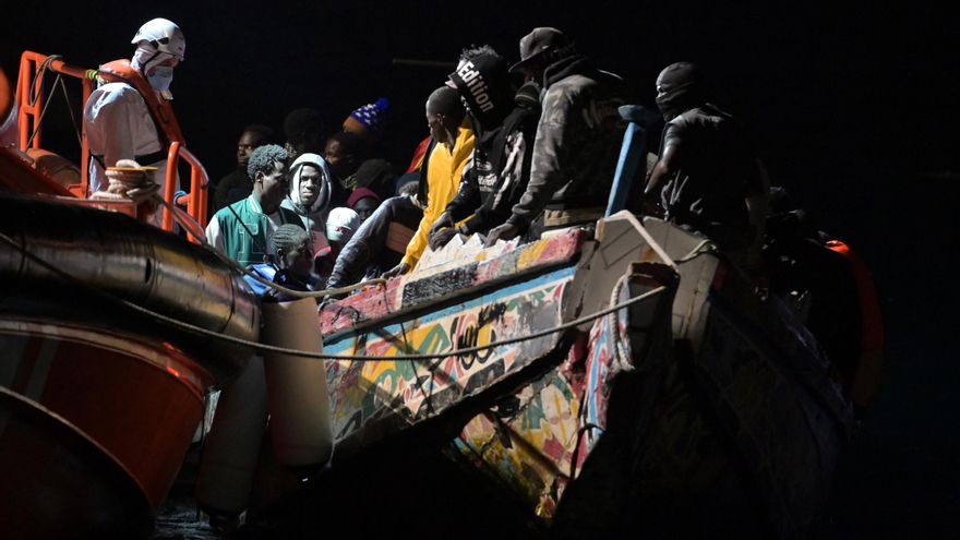 Salvamento desembarca en El Hierro a 80 personas, entre ellas cuatro menores y 26 mujeres