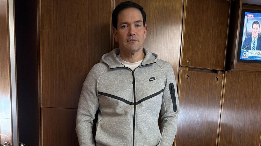 Marco Rubio se sube al avión rumbo a China vestido con la ropa deportiva que llevaba Nicolás Maduro durante su captura