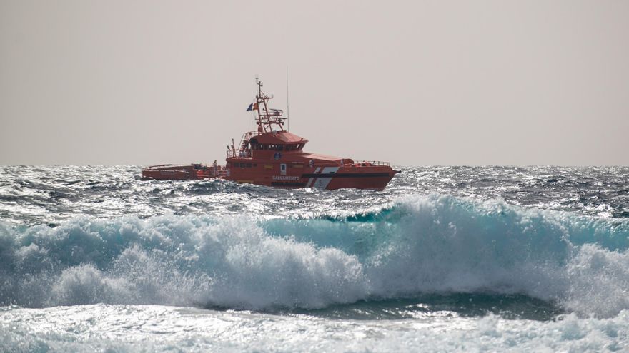 Salvamento sale al rescate de una patera localizada a más de 100 kilómetros de Gran Canaria