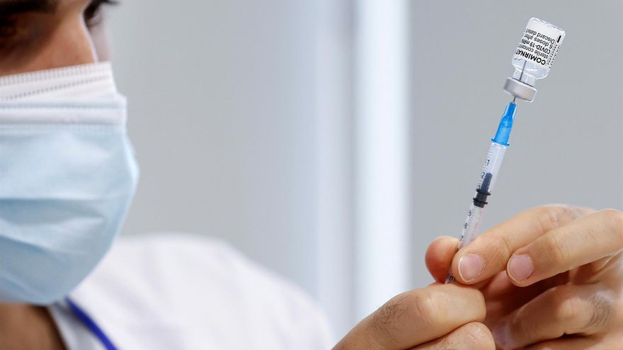 Un sanitario prepara una dosis de una vacuana contra la covid-19.