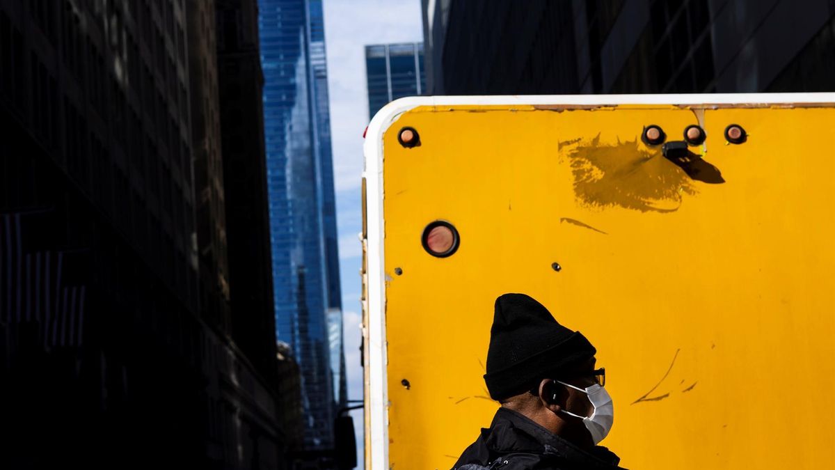 New York (United States), 10/02/2022.- A person wearing a mask walks though the Midtown neighborhood of New York, New York, USA, 10 February 2022. States around the country are lifting mask mandates in public spaces and in some case, in schools, in response the ebbing number of cases of COVID-19 from the Omicron variant of coronavirus. (Estados Unidos, Nueva York)