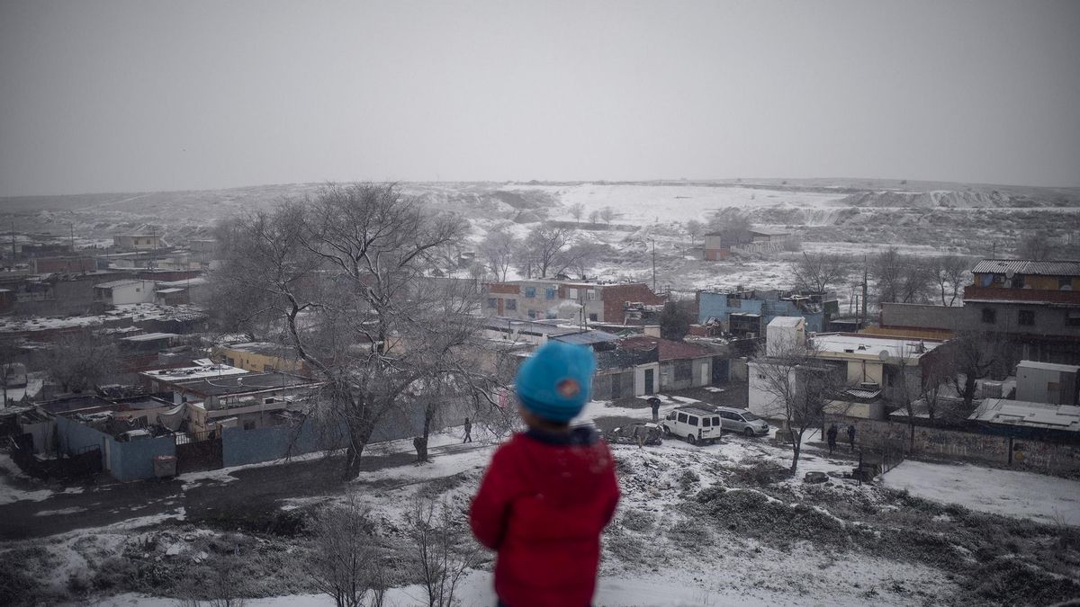 Un niño observa desde lo alto de una ladera el Sector 6 de la Cañada Real completamente cubierto de nieve durante la borrasca Filomena.