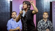 Teresa Rodríguez entre Alberto Garzón, líder federal de IU, y Toni Valero, coordinador regional, en una imagen de archivo.