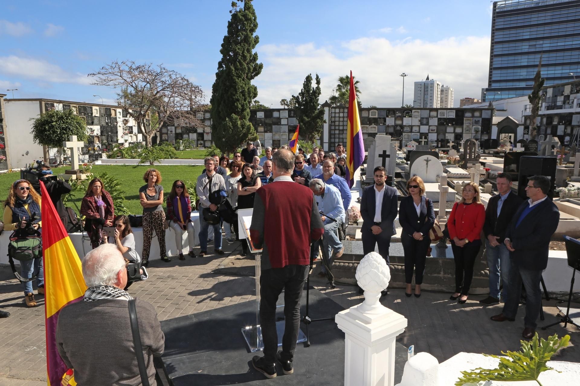 Homenaje a los 63 republicanos fusilados en la isla durante la Guerra Civil y enterrados en Vegueta. (ALEJANDRO RAMOS)