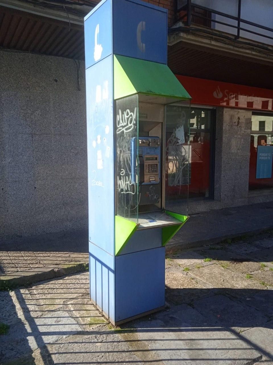 Cabina de teléfono en Llodio, Álava