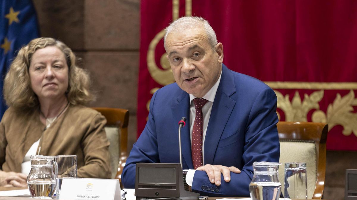 El Gran Maestro de la Gran Logia de Francia, Thierry Zaveroni, durante su intervención en la presentación de la revista en el Parlamento de Canarias.