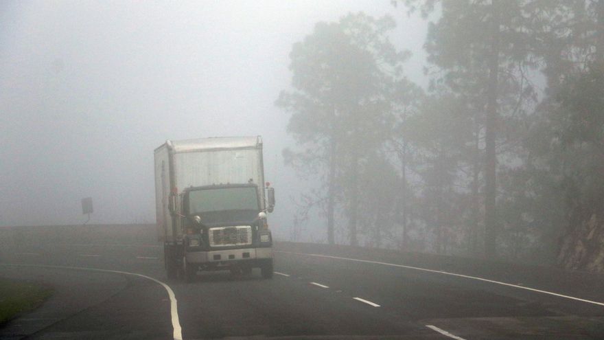 Un frente frío azota a los damnificados en el norte de Honduras apostados en las autopistas