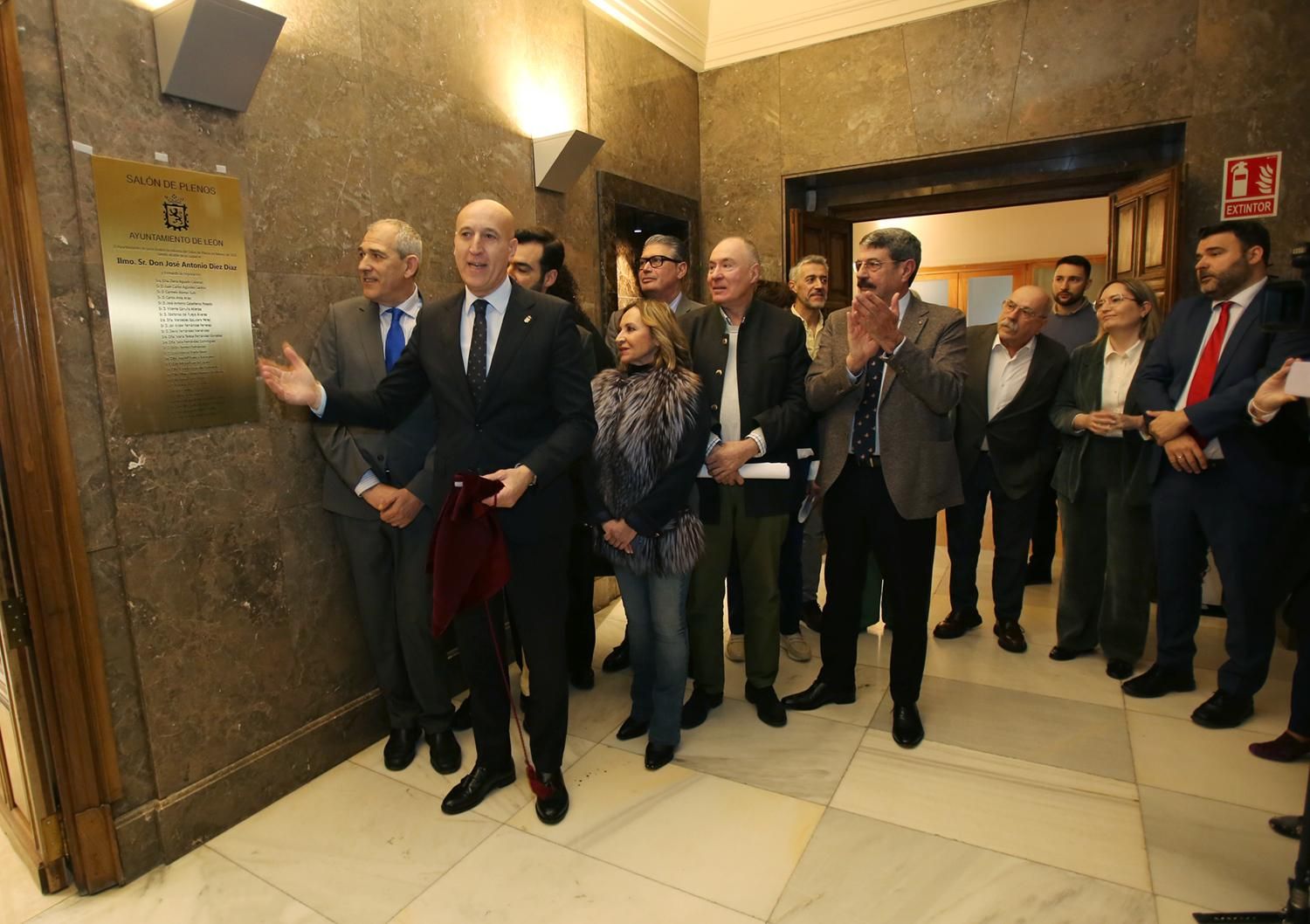 Inauguración con placa para todos los corporativos del nuevo salón de plenos del Ayuntamiento leonés.