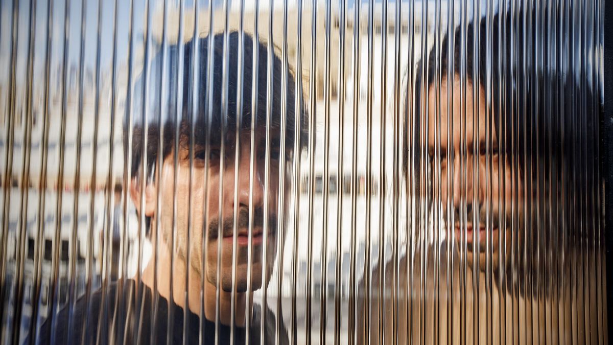 Los hermanos Víctor y Alejandro Hernández, tras un cristal