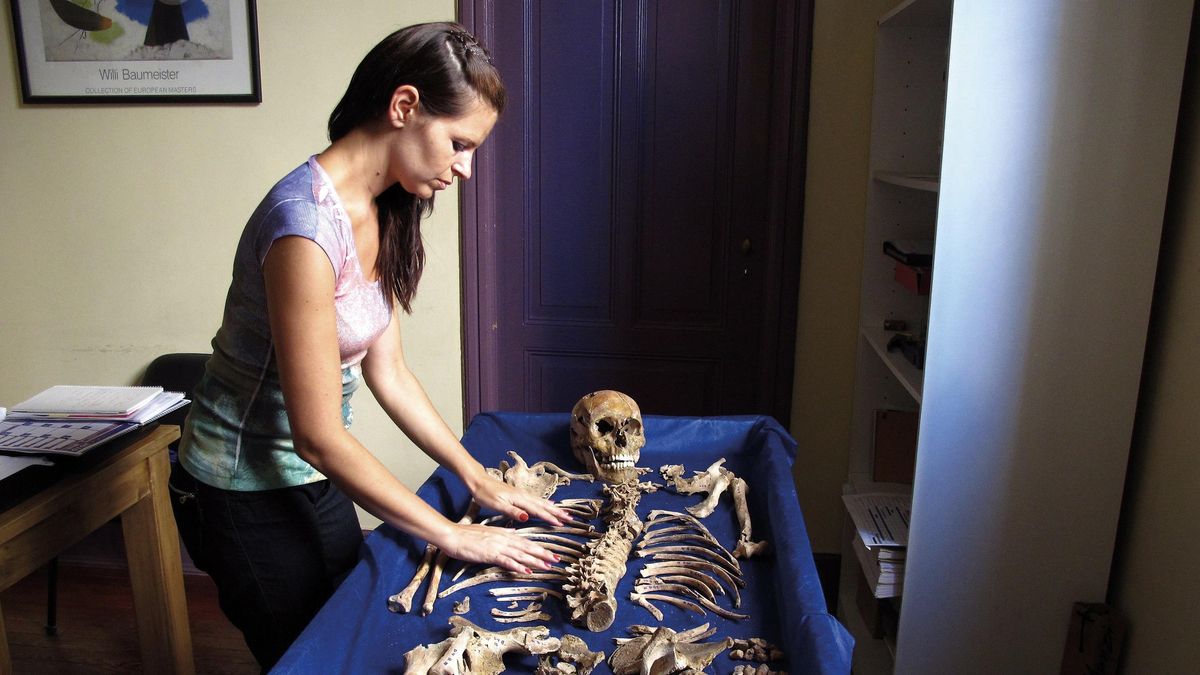 Ana Julia con los restos de su padre