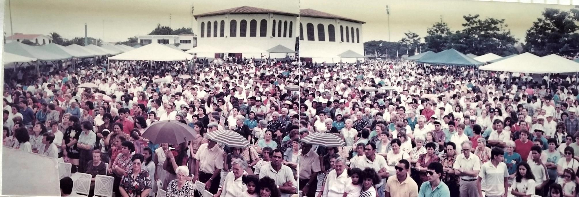 Panorámica de la Fiesta de las Nieves compuesta por dos fotografías del mismo acto, década de 1980. Archivo de Julia Manotas.