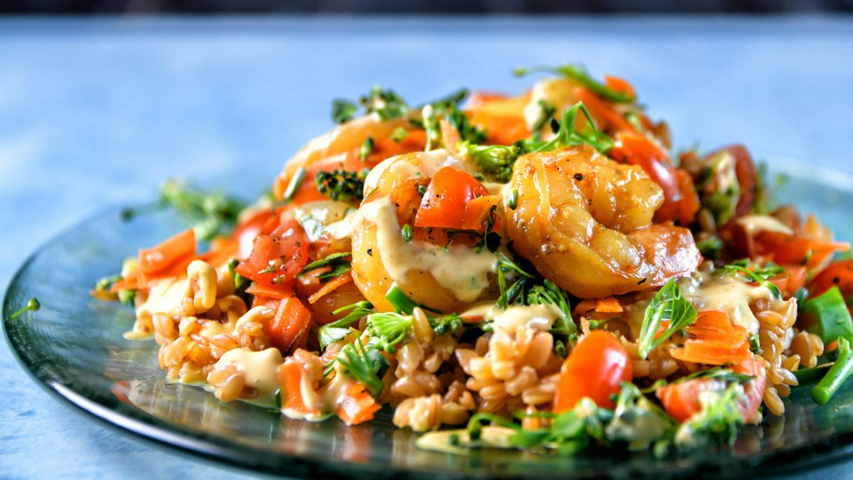 Con aguacate, vinagreta de mostaza o arroz: las ensaladas de gambas imprescindibles para este verano