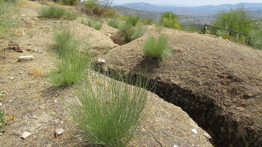 Trincheras del Cerro de la Cruz  en Almedinilla | PEPE LOZANO