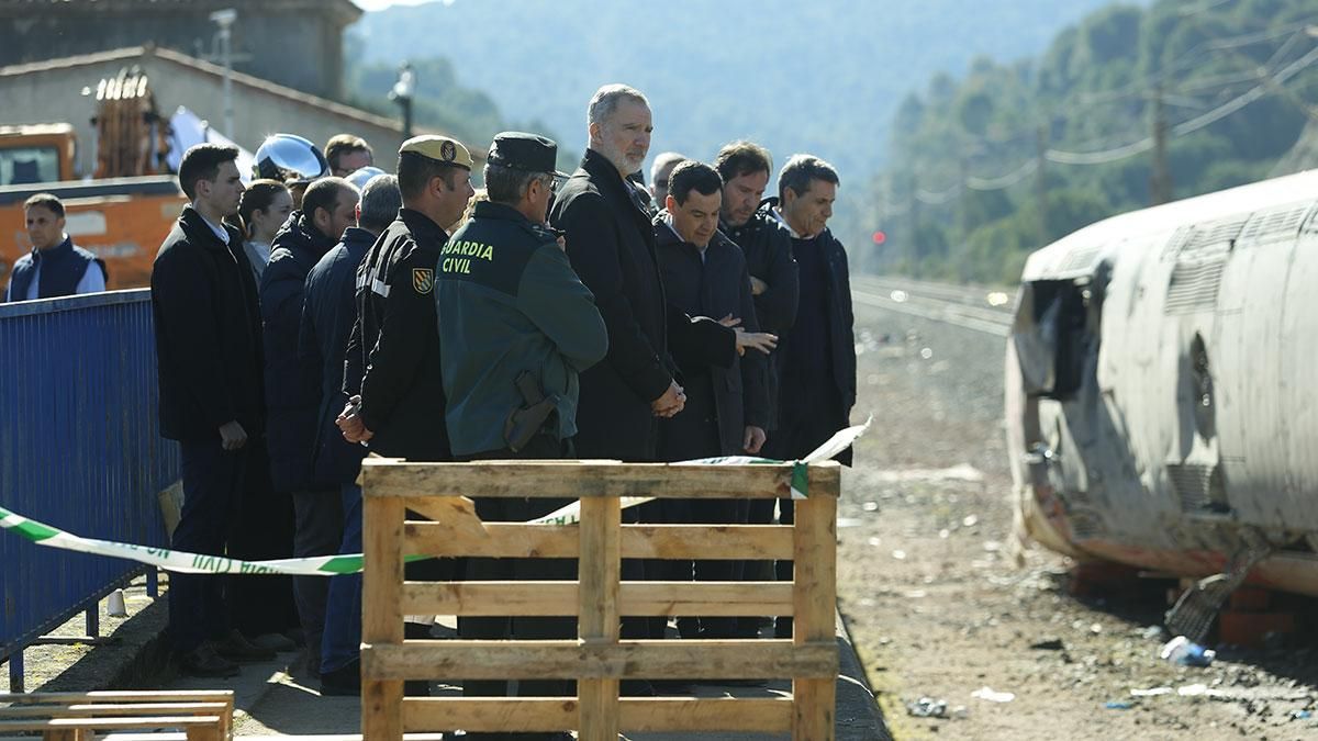 Los Reyes Felipe VI y Letizia visitan la zona 0 del accidente de trenes en Adamuz