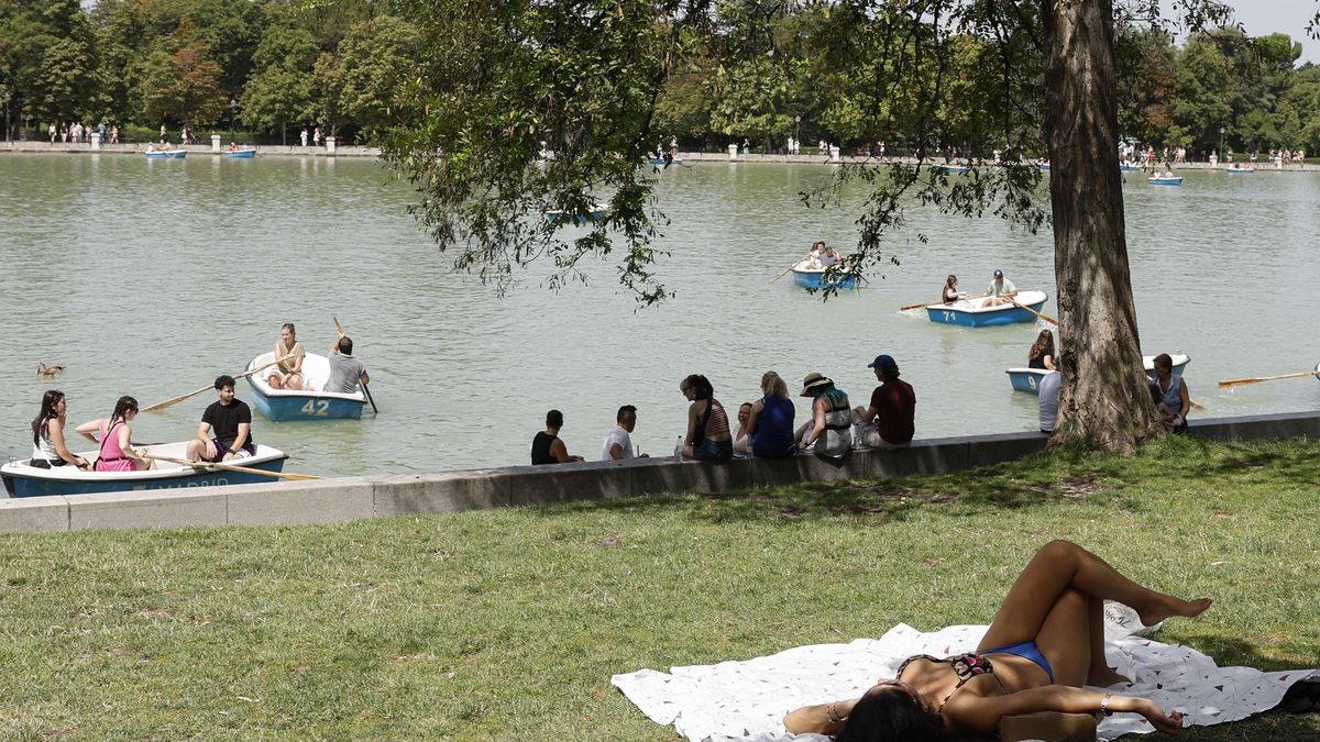 Varias personas en el Parque de El Retiro de Madrid durante una jornada de calor en imagen de archivo.