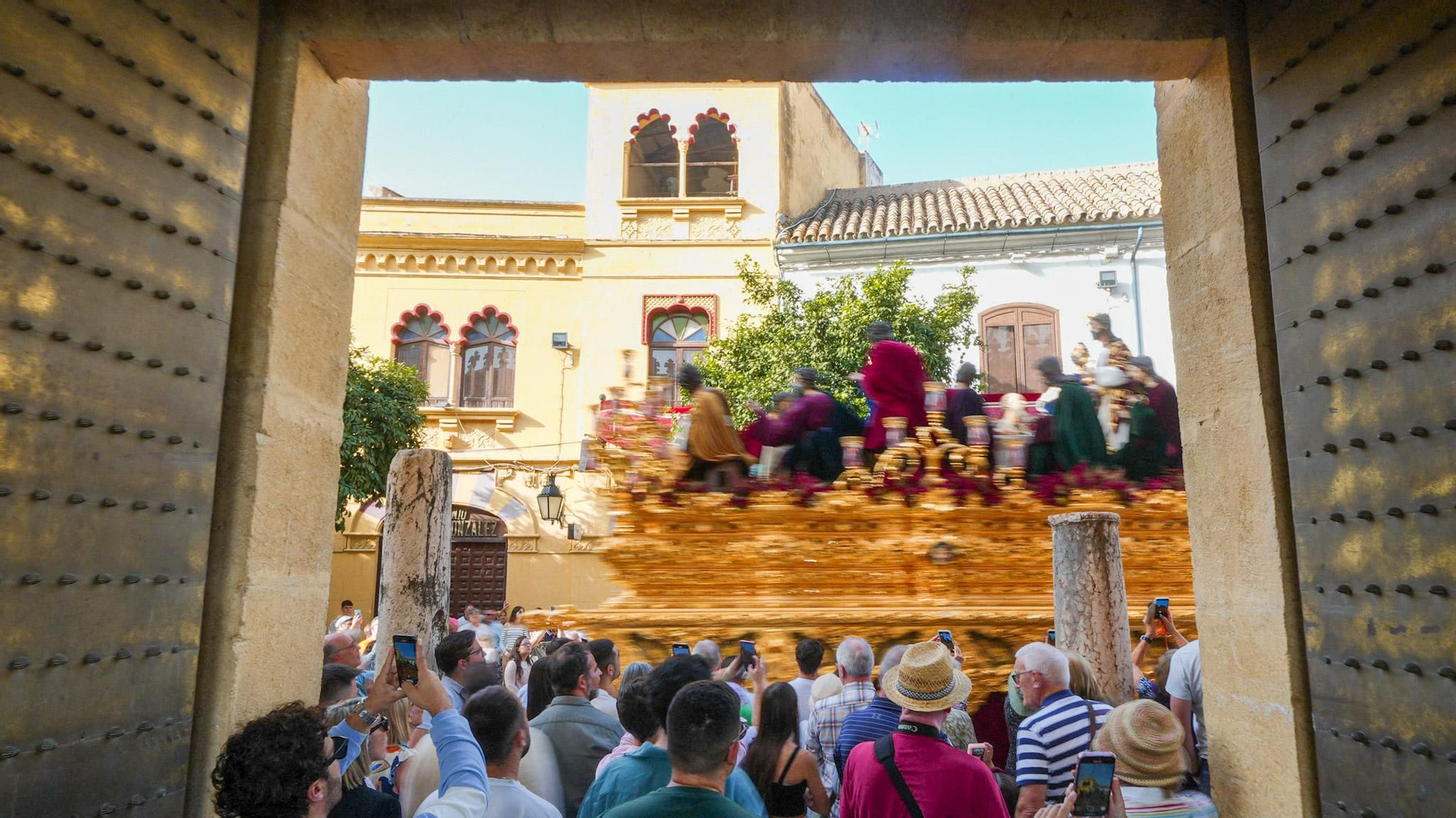 El regreso de la Hermandad de la Cena tras el Vía Crucis Magno