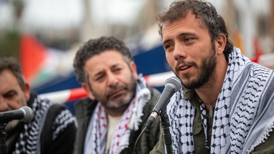Saif Abukeshek (i) y Thiago Ávila (d) antes de zarpar con la Flotilla desde Barcelona