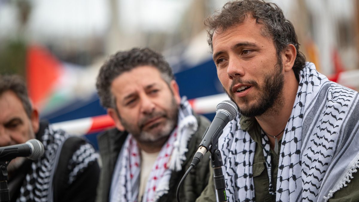 Saif Abukeshek (i) y Thiago Ávila (d) antes de zarpar con la Flotilla desde Barcelona