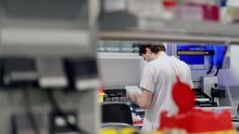 14 hospitales de España empezarán a hacer test masivos de PCR tras recibir la donación de robots de detección del virus