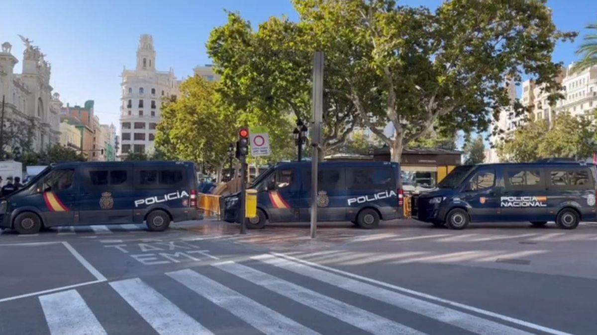La Policía blinda la acampada de vivienda de València ante amenazas ultras del 9 d'Octubre