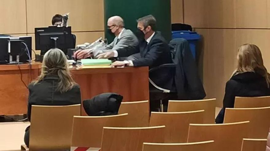 Absuelta la ex alto cargo del PP acusada de pasar respuestas de un examen de oposición a una amiga asesora de Vox
