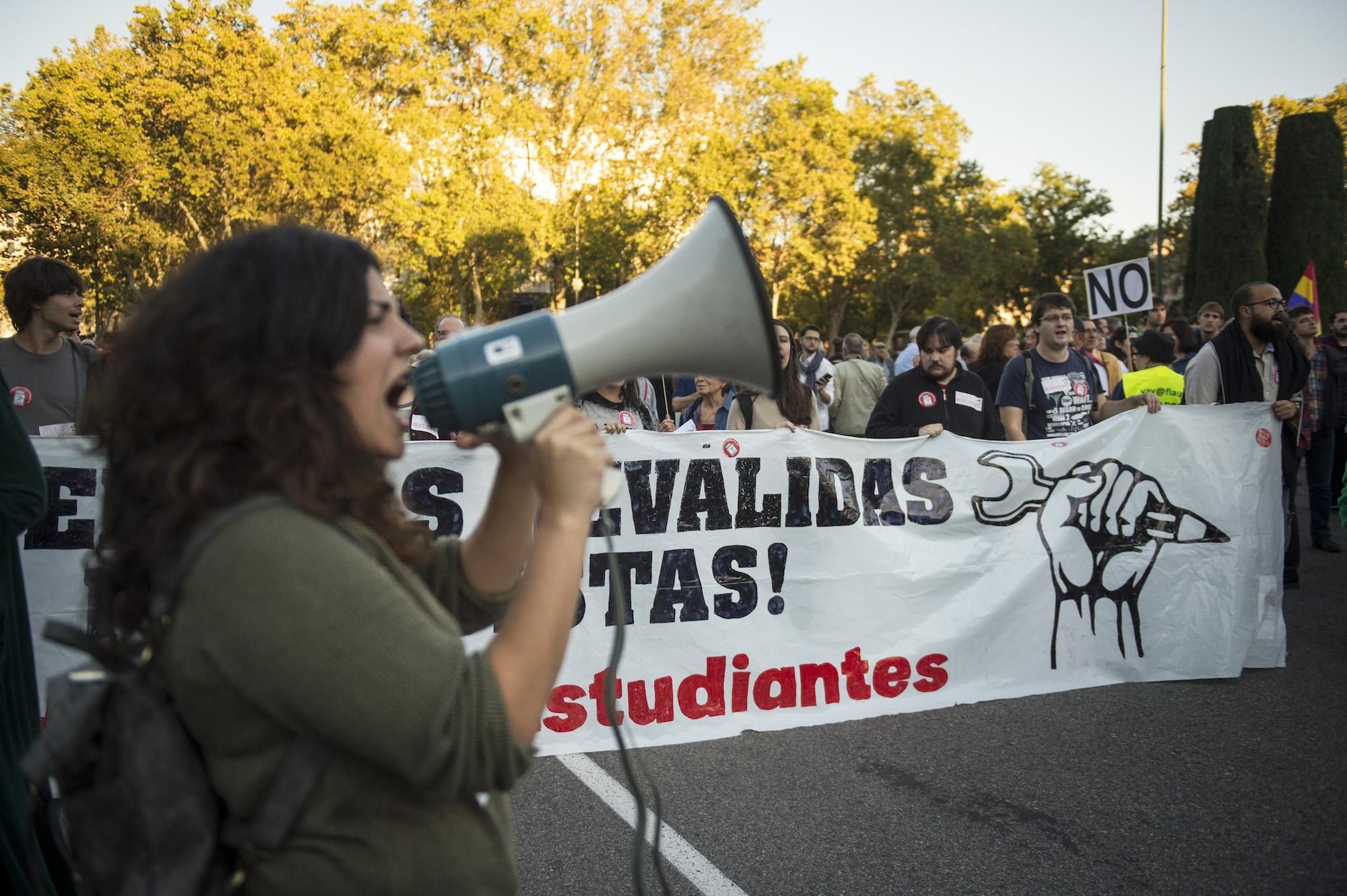 Manifestantes protestan contra las reválidas en Educación, durante la concentración previa a la investidura de Mariano Rajoy