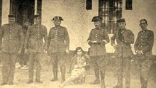 Guardias Civiles de Valderrobres tras la revolución, junto con una niña que resultó herida en el intento de asalto.
