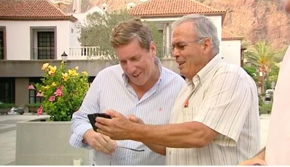 Gabriel Mato con un vecino durante su visita a La Gomera