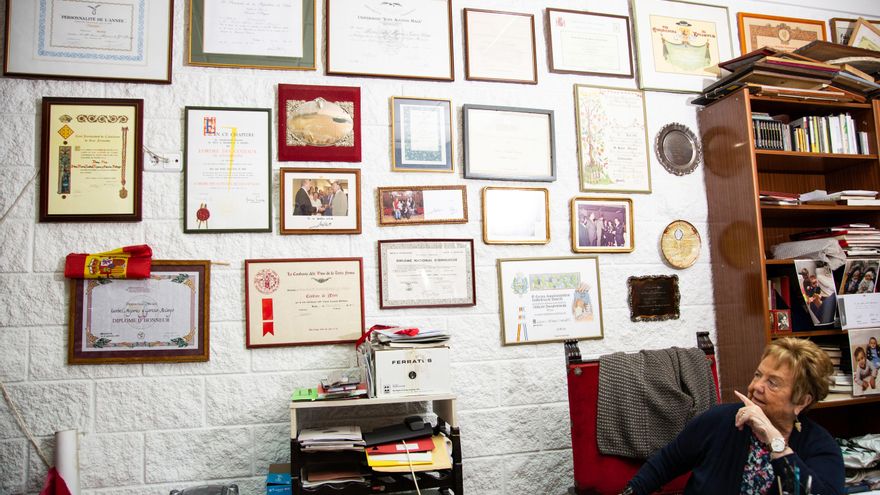 Fotos con el rey emérito y diplomas adornan la pared