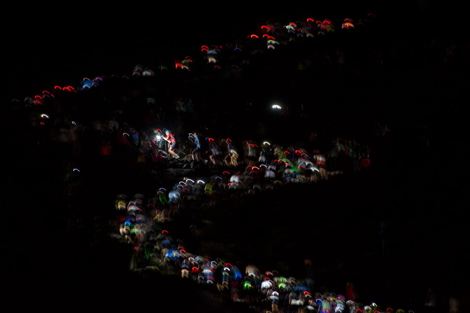 Los atletas poco tiempo después se iniciar la carrera. Foto: SELU VEGA.